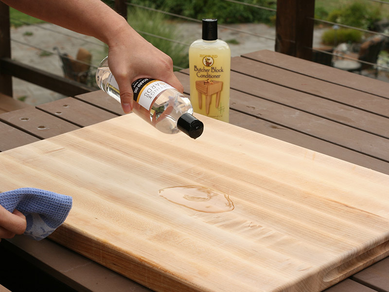 How to Apply Mineral Oil to Wood Cutting Board?