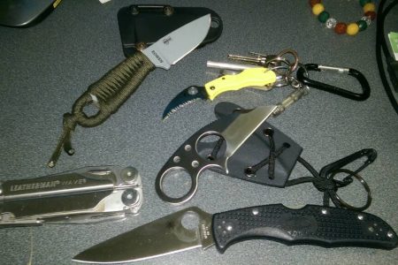 How Many Knives Can Carry to avoid Unnecessary Difficulty?